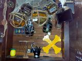une pièce avec un mur en bois et une étagère sur laquelle sont posés divers objets