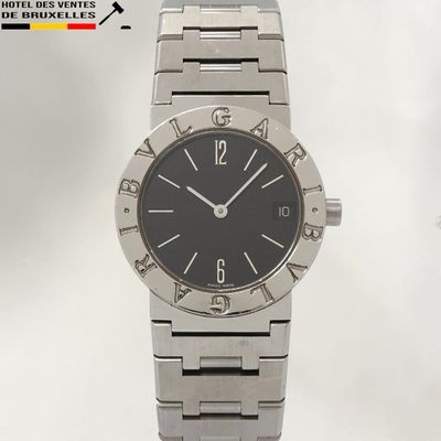 une photo d'une montre en acier inoxydable avec un cadran noir