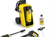un pulvérisateur jaune et noir muni d'un tuyau et d'un vaporisateur