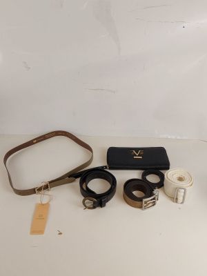 Plusieurs morceaux de cuir sont disposés sur une surface blanche
