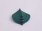 une feuille verte découpée dans du papier