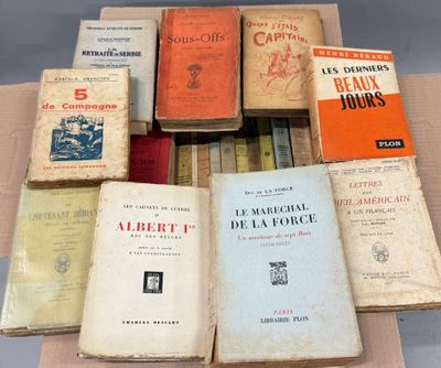 plusieurs livres sont empilés sur une table