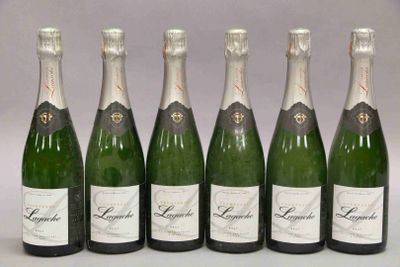 six bouteilles de champagne sont alignées sur une table