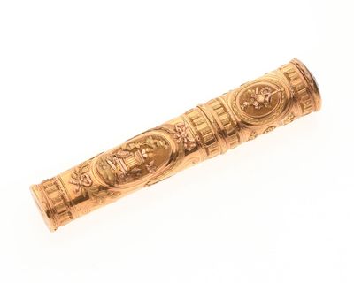une image représentant une pipe en or ornée d'un motif
