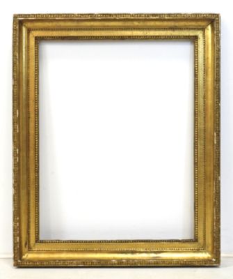 un cadre doré sur une surface blanche, avec un fond blanc