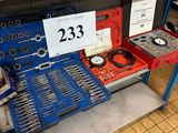 de nombreux outils posés sur une table