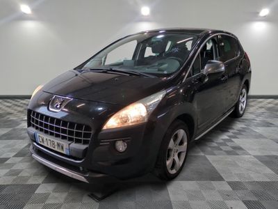 la photo d'une voiture noire garée dans un garage
