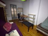 une pièce avec un lit, un bureau et une chaise