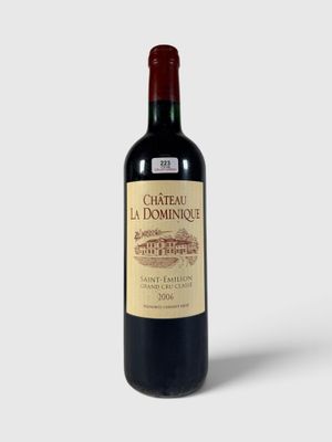 une bouteille de vin rouge portant l'étiquette du Château La Dominique