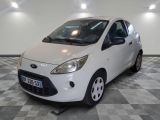 la photo d'une petite voiture blanche garée dans un garage