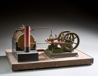 une petite maquette de machine à vapeur exposée