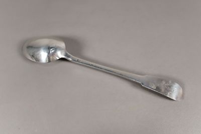 une cuillère et une cuillère sur laquelle se trouve une autre cuillère