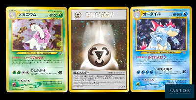 trois cartes Pokémon présentant des motifs différents sur un fond noir