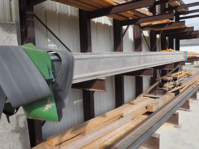 une grande quantité d'acier et de bois dans un bâtiment