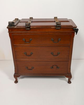 728. Commode pantalonnière, Angleterre, seconde moitié XIXe …