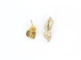 deux breloques en feuille d'argent et d'or sur un fond blanc