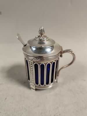 une théière en argent contenant une cuillère