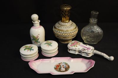 un grand nombre d'objets différents posés sur une table