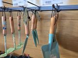 de nombreuses paires de gants de jardinage suspendues à un porte-gants
