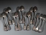 six fourchettes et six cuillères sont disposées en rangée sur une table
