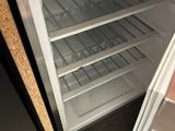 un réfrigérateur ouvert qui se trouve dans une cuisine