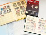 beaucoup de timbres sur la table et un livre