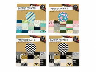 un lot de quatre cartes présentant des motifs différents