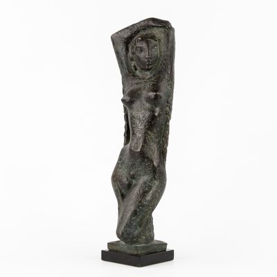 une image représentant une sculpture d'une femme sur un socle