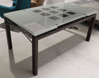 une table avec un plateau en verre et des pieds en métal
