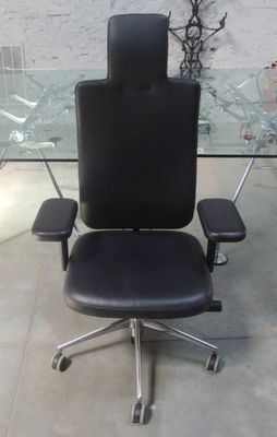 VITRA - Un fauteuil de direction en métal chromé et cuir noi…
