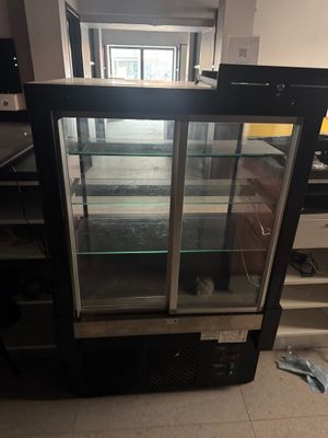 une photo d'une vitrine en verre dans une cuisine
