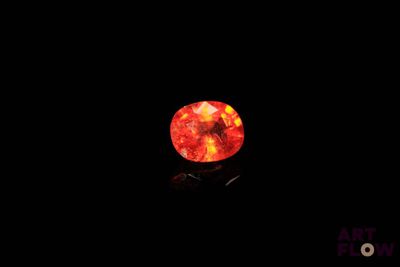 un losange orange dans l'obscurité, sur fond noir