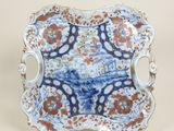 une assiette bleue et blanche ornée de fleurs orange