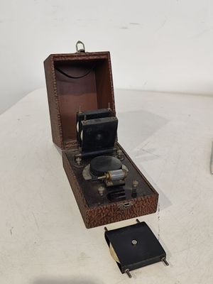 une petite boîte en bois contenant un petit appareil