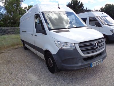 deux camionnettes blanches garées l'une à côté de l'autre dans un parking