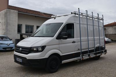 une camionnette blanche garée dans un parking