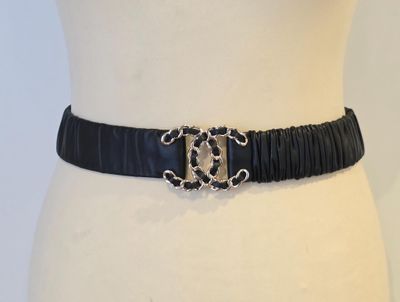 un gros plan d'une ceinture munie d'une boucle