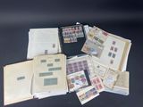 plusieurs types de timbres différents sur une table