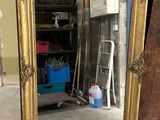 un miroir posé sur le sol de la pièce