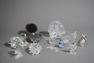 un lot de figurines en verre posées sur une table