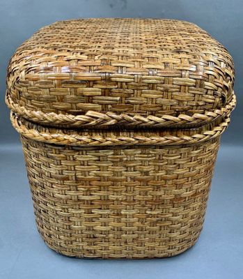 605 / CHC7 / Un coffre en moelle de rotin de forme carr…