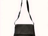 une image d'un sac à main noir sur fond blanc