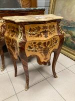 Commode style Louis XV. Dessus de marbre.