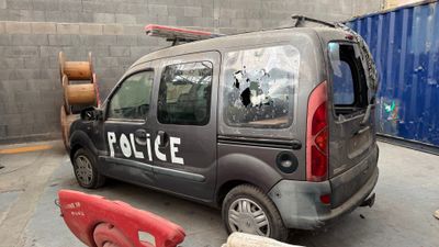 une camionnette qui a été vandalisée sur un parking