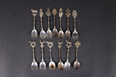 un grand nombre de cuillères posées sur une table