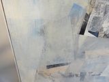 peinture abstraite représentant des formes bleues et blanches sur fond blanc