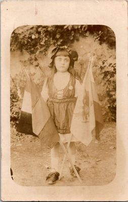 une vieille photo d'une petite fille tenant un drapeau