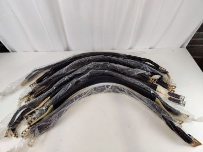 une mèche de cheveux enroulée sur une table