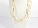 gros plan d'un collier sur un mannequin sur fond blanc