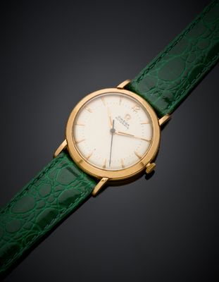 un gros plan d'une montre avec un bracelet vert sur fond noir